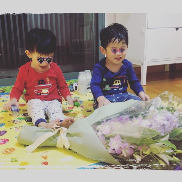 孖仔原來好鍾意送花俾媽咪。（facebook圖片）