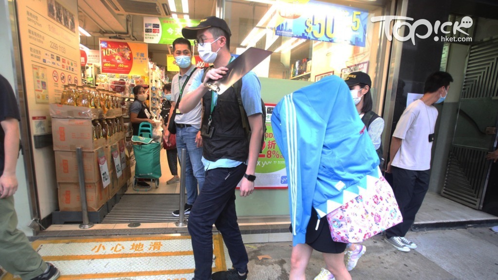 38歲女導師（右一）涉違反商品說明條例被捕。（曾秋文攝）