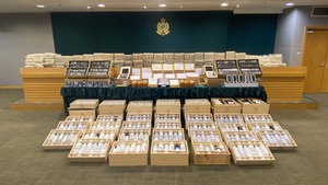 海關在東涌採取反走私行動，檢獲市值約1,000萬元貨物。（政府新聞處圖片）