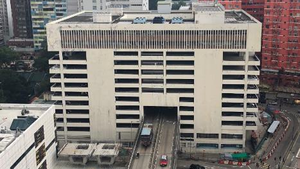行車天橋穿過油麻地停車場大廈，是該區奇景之一。（網誌圖片）