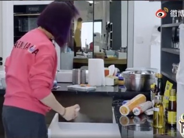 不斷抹拭。（影片截圖）