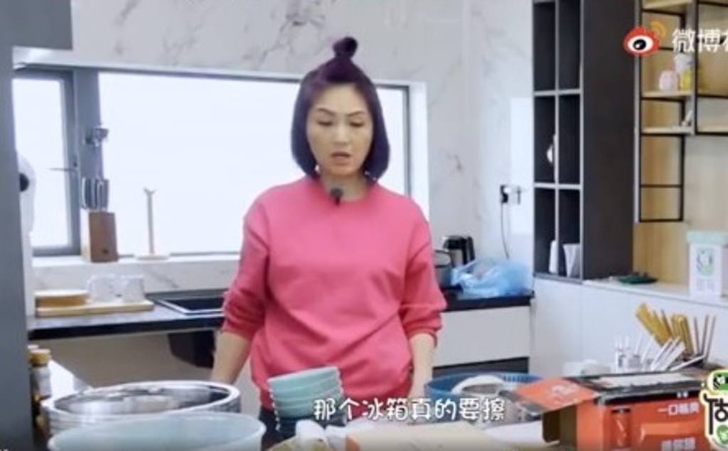 千嬅示範打掃。（影片截圖）