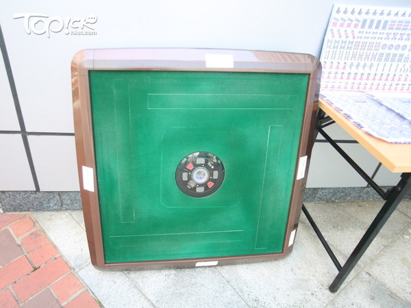 警方檢獲14張電動麻雀枱及其他賭具。(黃傑偉攝)