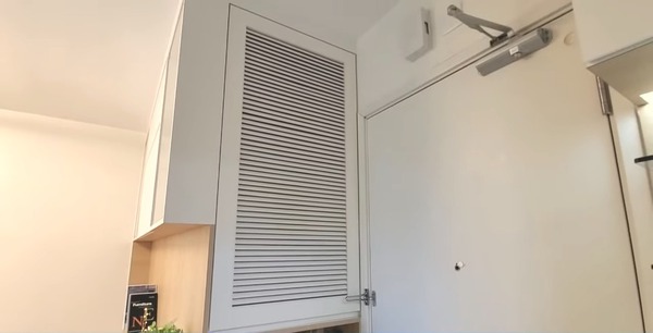 房門是百葉氣門，需要爬下面的櫃格才能入房。（影片截圖）