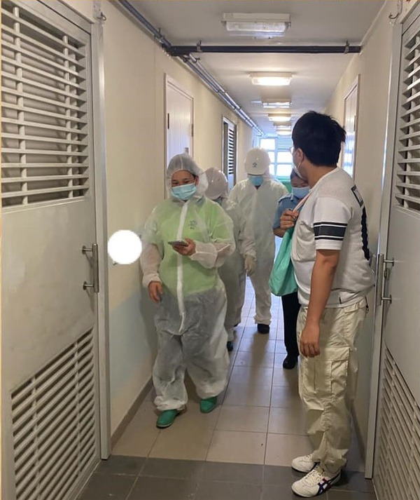 房署、管理處經理主任昨日中午帶同清潔工友上門。(圖片來源:冼錦豪Facebook)