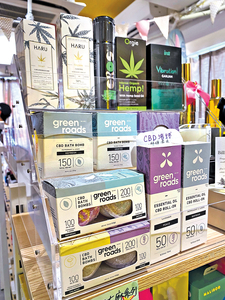 除了性玩具外，這裏亦瞧着 lifestyle 方向進發，不乏一些紓緩精神壓力的健康產品，例如含有大麻成分的按摩油，又或是 CBD 減壓浸浴球。