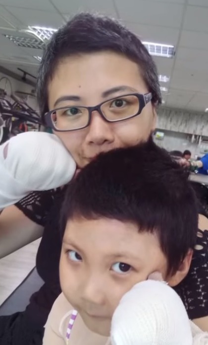 媽媽一直以來陪伴女兒作戰，捱過漫長的康復之路。（圖片︰渝兒寶貝重生紀錄）