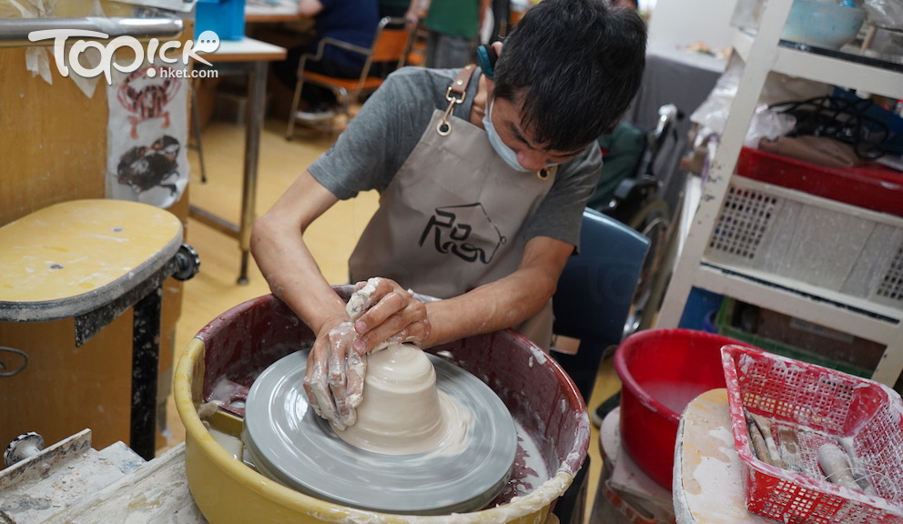 現年56歲、需要坐輪椅的阿強動作純熟地拉坯，製作陶瓷產品。（黃泳欣攝）