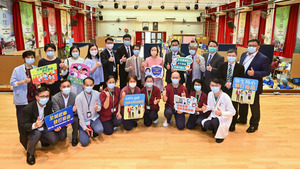 食物及衞生局局長陳肇始教授和教育局局長楊潤雄今日（2日）到香港道教聯合會青松中學視察接種情況。（政府新聞處）