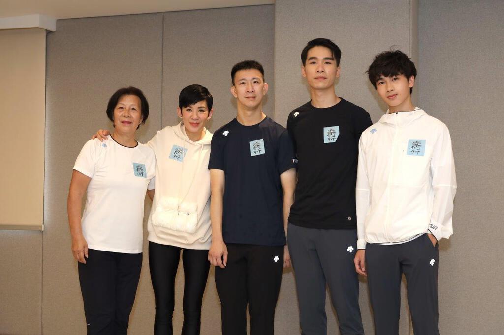 （左起）蘇韓小貞、吳君如、蘇樺偉、梁仲恆、馮皓揚合照。