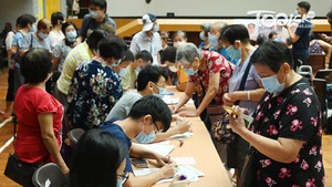 工聯會九龍東為長者登記電子消費券 。（曾耀輝攝）