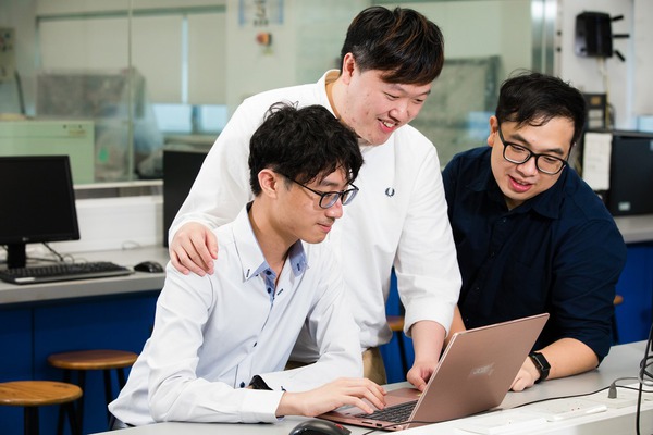 Victor(右一)去年與IVE電腦及電子工程高級文憑學生合作,開發一個「智能監察Watching U」系統,Victor為師弟妹提供智能眼鏡和智能手錶研發,亦提供技術諮詢和意見。