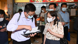 食環署副署長黃淑嫻（前排右）了解聯和墟街巿WiFi無線上網信號接收情況。（政府新聞處）