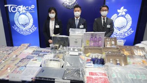 警方動員逾百警力搗16個按摩場所拘捕68人，涉於灣仔銅鑼灣租樓上單位賣淫。（曾秋文攝）