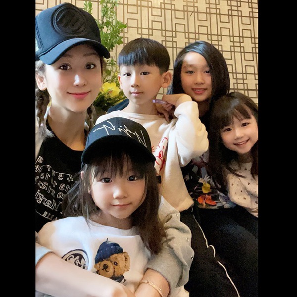 人人雙眼blink blink有神。（微博圖片）