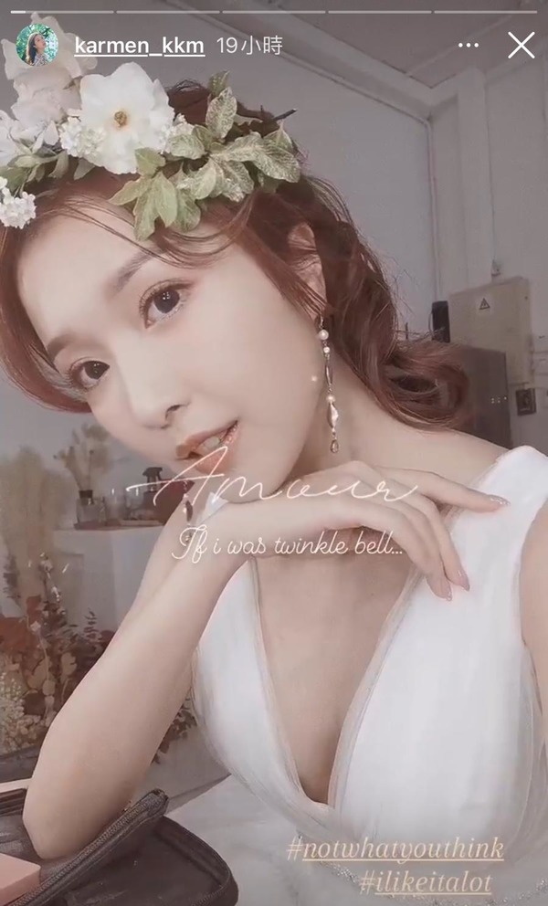 在IG Story上載穿婚紗的短片。