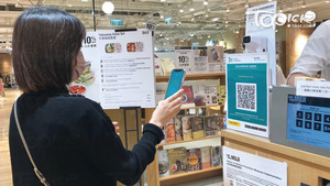 創新及科技局局長薛永恒指，正研究讓在海外接種疫苗的香港居民亦可透過「安心出行」掃描二維碼，將其疫苗接種紀錄及二維碼儲存在手機內。（資料圖片）