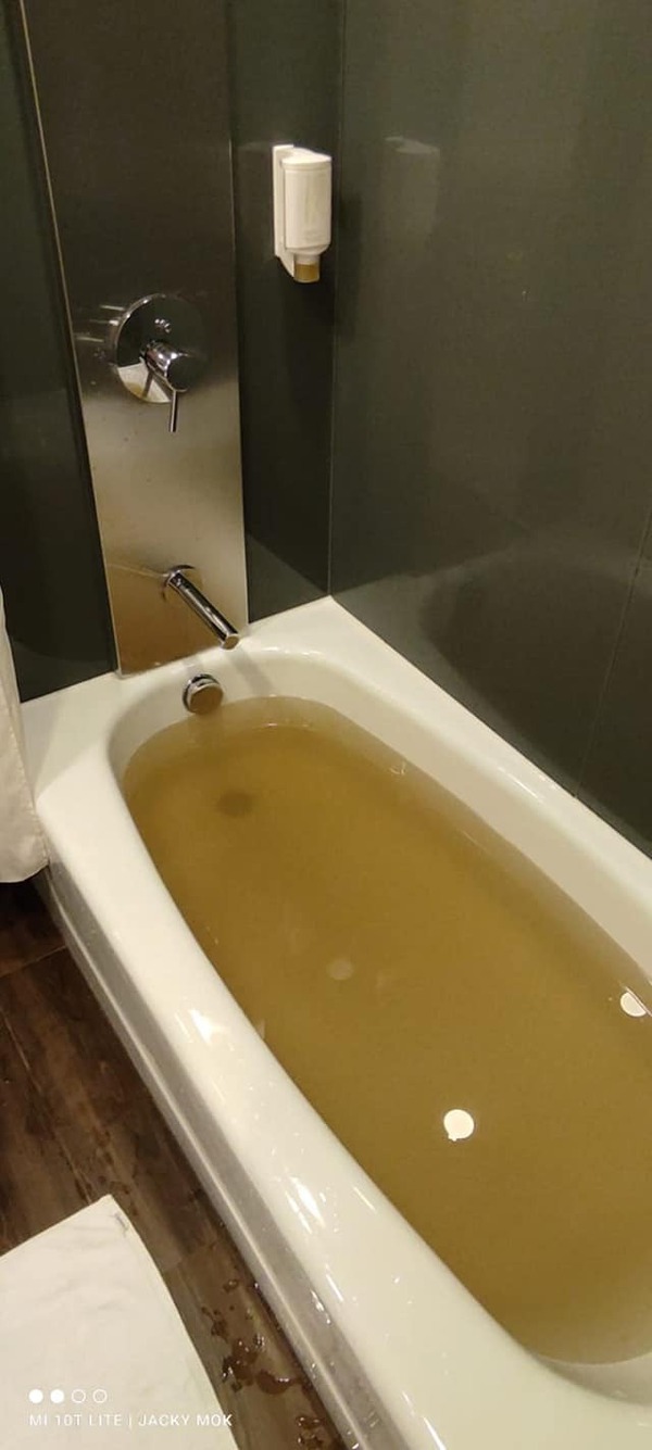 浴缸全是啡色水。(事主授權使用相片)