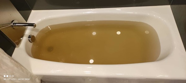 浴缸全是啡色水。(事主授權使用相片)