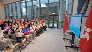 林鄭與一眾公務員，透過電視直播觀賞賽事，為何詩蓓打氣。（新聞處圖片）