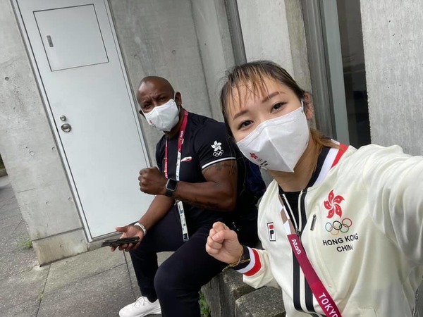 劉慕裳及體院空手道總教練William Thomas。(劉慕裳FB)