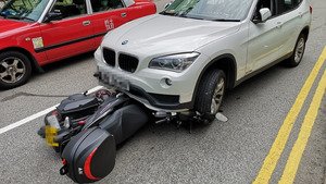 電單車被私家車撞到。