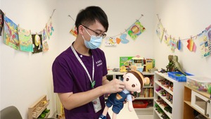 被賜名「洋蔥哥哥」放下大人姿態，「爛gag」換癌童笑容。（陳永康攝）