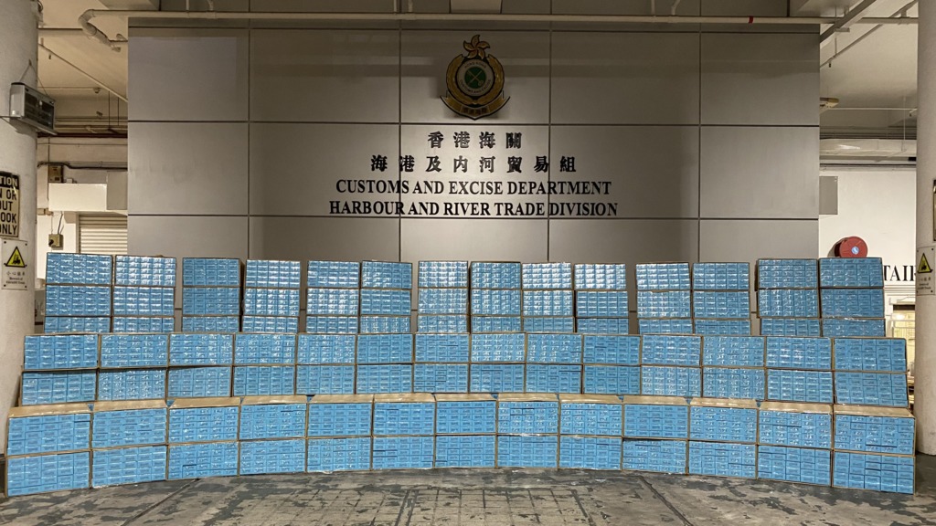香港海關在葵青貨櫃碼頭檢獲約八百九十萬支懷疑私煙，估計市值約二千四百萬元，應課稅值約一千七百萬元。（政府新聞處圖片）