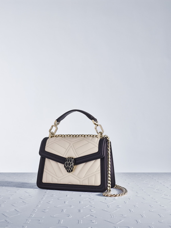Serpenti Diamond Blast手袋採用Ivory Opal白色納帕軟面皮,特大絎縫紋路,邊框採用黑色小牛皮,黑色軟面皮襯裡,而蛇頭釦則用上黑色琺瑯及縞瑪瑙。($23,400)(品牌提供)