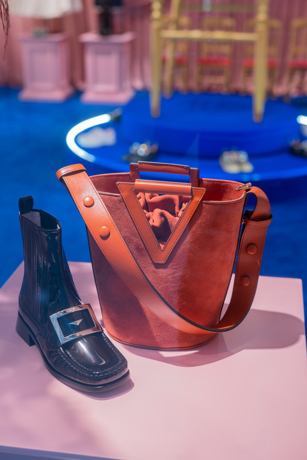 意念來自80年代 Preppy style的皮靴,大家可會喜歡?(RV水桶袋 $21,100、Preppy boots $11,600/圖片品牌提供)
