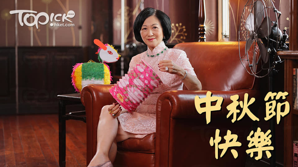 穿上一身旗袍的葉劉淑儀，手執傳統燈籠，坐在「玉兔」身旁，祝願市民「中秋節快樂」。（葉劉淑儀Facebook）