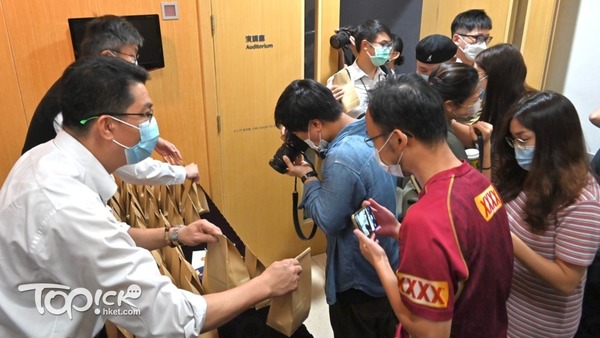 到場記者獲派月餅和賀卡(程志遠攝)