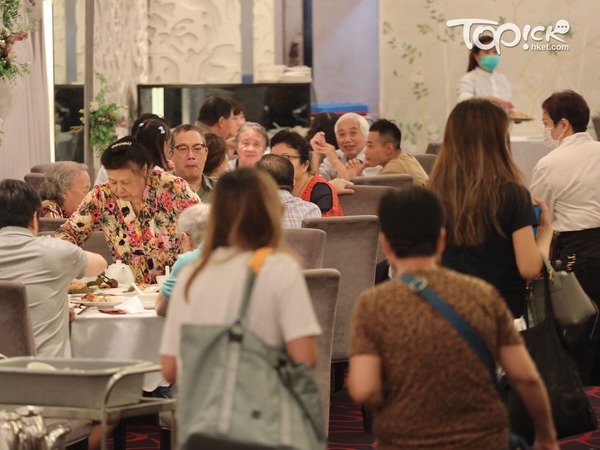市民外出做節用餐,有食肆要大排長龍等位。 (陳靜儀攝)