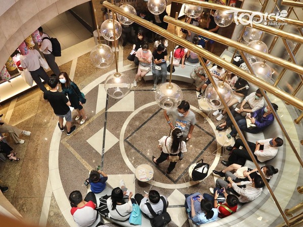 市民外出做節用餐,有食肆要大排長龍等位。 (陳靜儀攝)