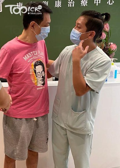 跟醫護人員交談。(受訪者提供)