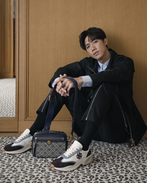 Stanley用上的是體積較小的T Monogram Camera Bag。（手袋 $4,100、球鞋$3,200/圖片由品牌提供）