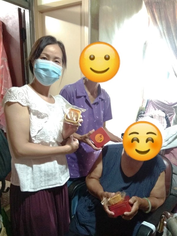 社企「銀杏館」義工上門探訪64歲媚婆婆(化名)及其90多歲、坐輪椅的母親。(圖片:「銀杏館」facbook專頁)