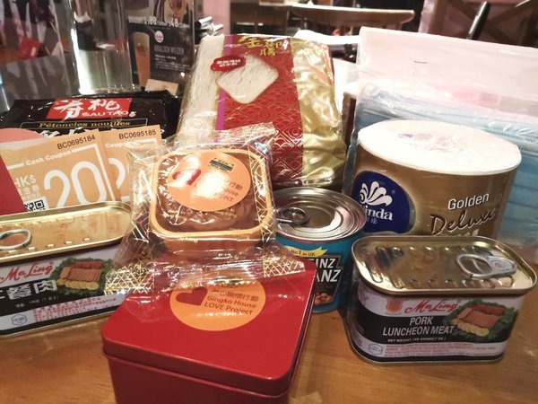 銀杏館義工為領取免費飯的飯友準備的月餅及福袋。(圖片:「銀杏館」facbook專頁)