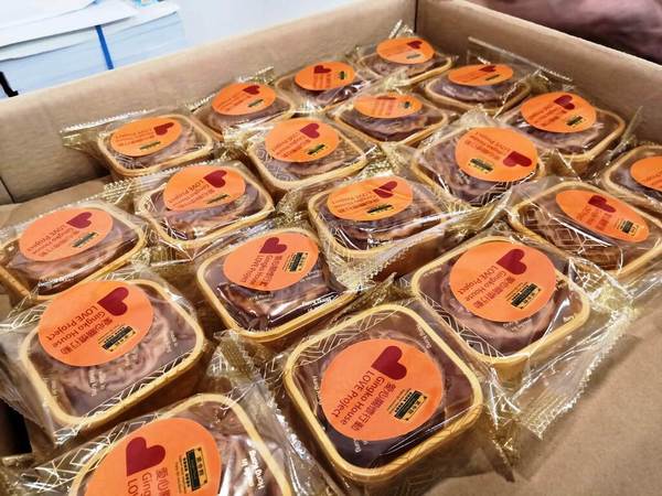 銀杏館義工為領取免費飯的飯友準備的月餅。(圖片:「銀杏館」facbook專頁)