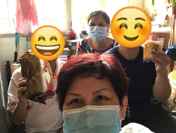 在中秋節前,銀杏館義工探訪了近20戶領免費飯的飯友,並送上月餅及福袋。(圖片:「銀杏館」facbook專頁)