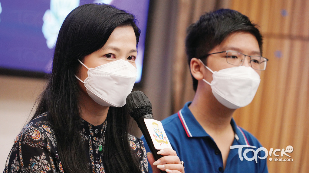 13歲江誥綸（右）破格讀城大工學士課程，左是江母。（梁偉榮攝）