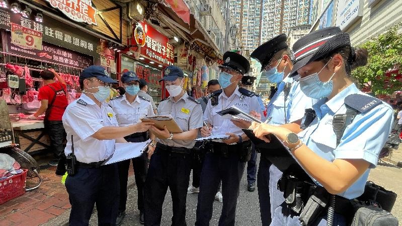 食環署與警方採取聯合行動，就在公眾地方造成阻礙嚴厲執法。（新聞處提供）