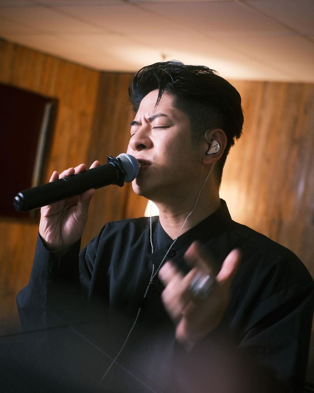 娛圈緋聞】許廷鏗開直播被「踩場」 「PTGF」爆料自稱：搞大我個肚唔認數