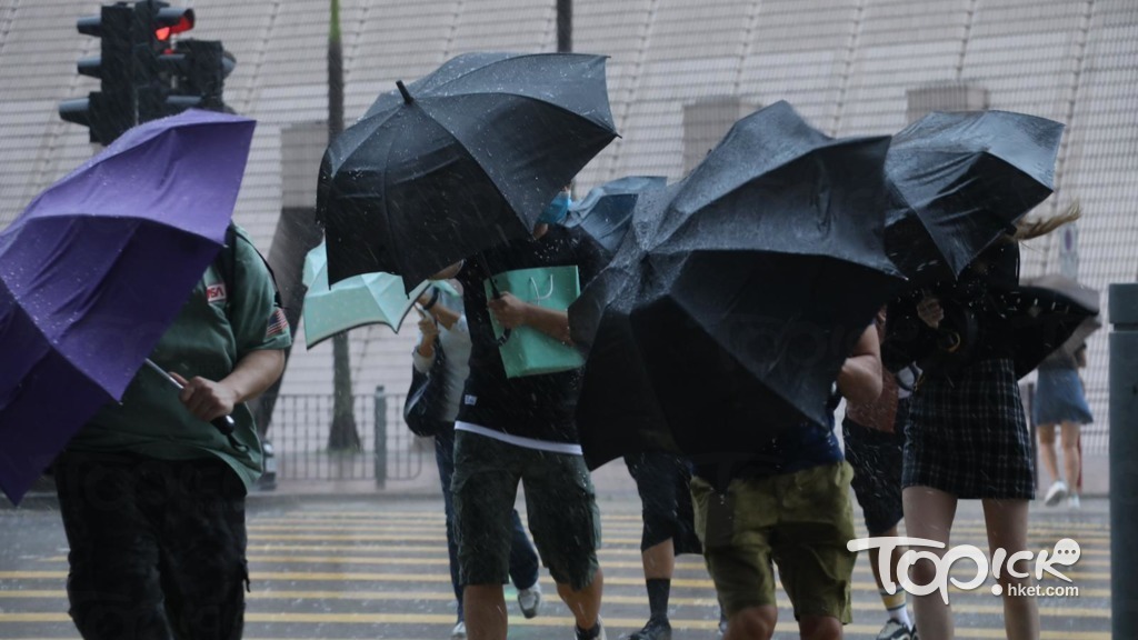 尖沙咀橫風橫雨，市民有傘都全身濕透。（湯致遠攝）