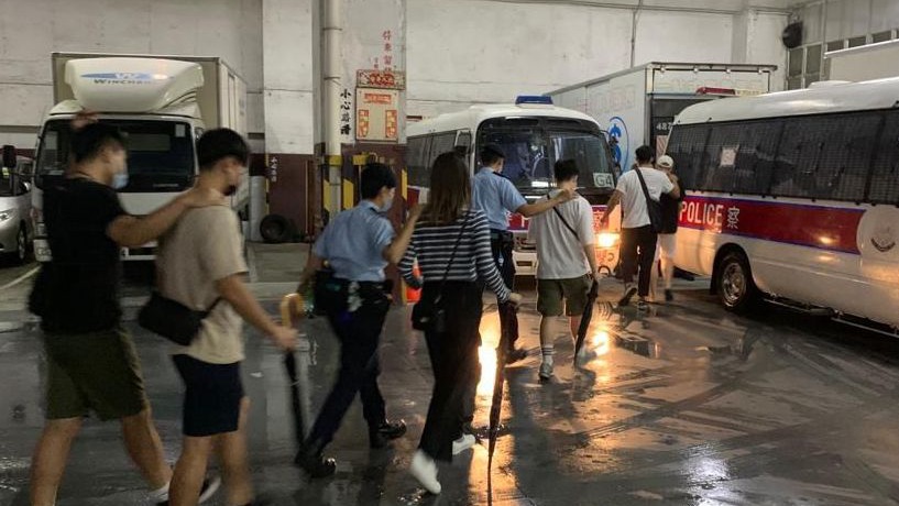 警方搜查觀塘工廈搗破無牌酒吧拘19人。（警方提供）