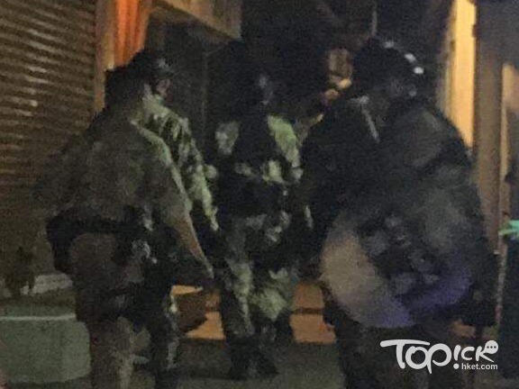 疑兇晚上於南丫島被捕,並由最少8名警員押送。(讀者提供)