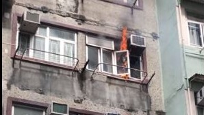 深水埗福榮街一唐樓單位起火，現已撲熄，無人受傷。（擷自「香港突發事故報料區」fb專頁短片）