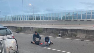 一輛電單車與旅遊巴相撞，電單車側翻在地，車上司機及乘客受傷。 （Facebook 香港突發事故報料區）