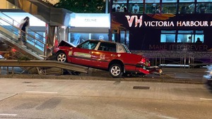 金鐘的士與私家車相撞，的士失控剷左上行人路司機輕傷送院。（香港突發事故報料區）