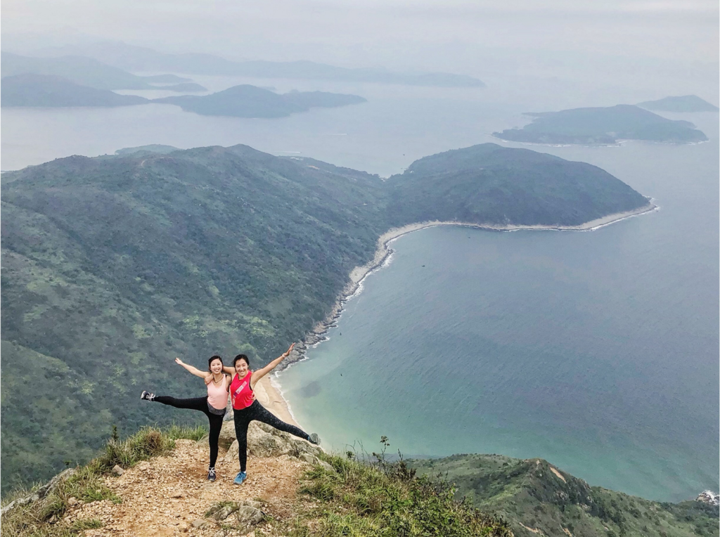 蔡婷茵（Avis）及李嘉怡（Kylie）兩位熱愛行山的女生，挑戰了香港50座高山。（相片來源：被訪者提供）